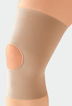 Knie met de JuzoFlex Genu 303 met een open patella in de kleur beige