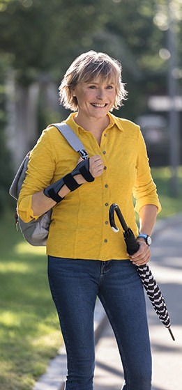 Lifestyle-afbeelding wandelaarster - JuzoPro Manu Xtec Palmar Vrouw draagt polsorthese JuzoPro Manu Xtec Palmar