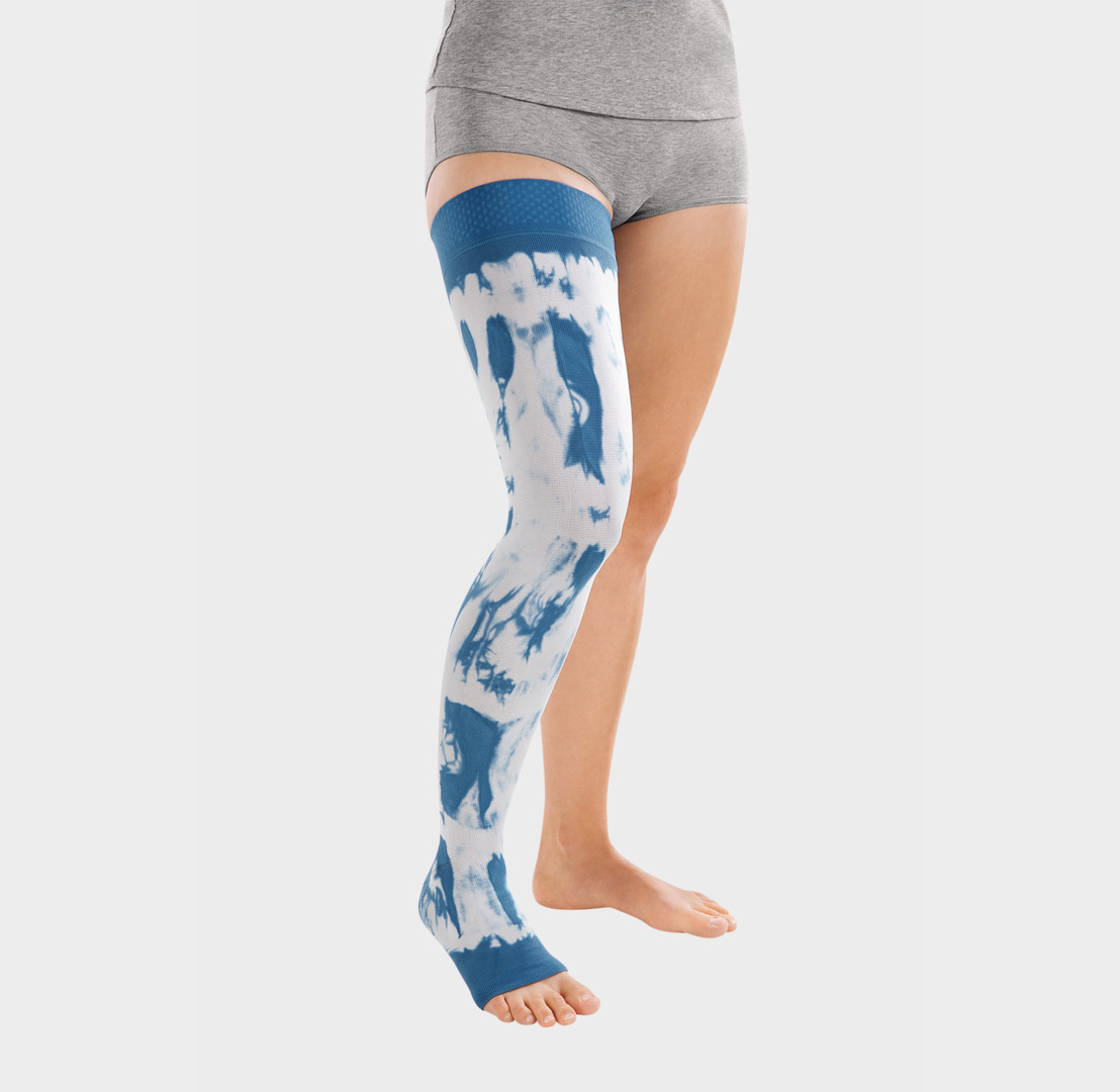 ScarComort Kompressionsstrumpf Blau-Weiß Frau trägt einen blauen ScarComfort Fine Kompressionsstrumpf mit weißem Batik-Muster