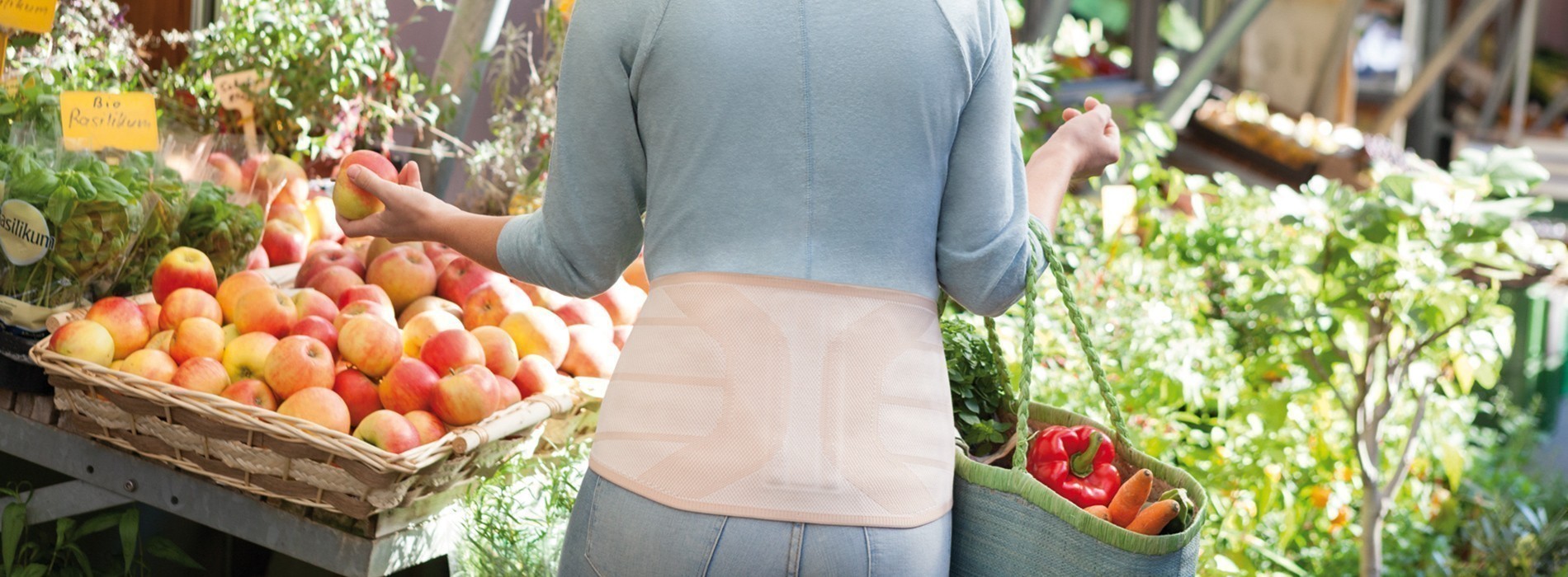 Femme au supermarché avec orthèse dorsale