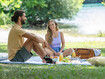 Man en vrouw aan het picknicken bij het meer