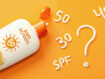 Sonnencreme mit Lichtschutzfaktor 50 auf orangenem Hintergrund