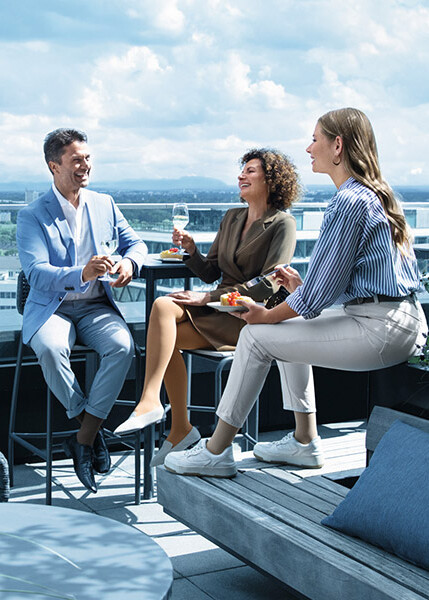 Familie, der sidder på en trappe