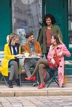 Freunde sitzen im Cafe und tragen Juzo Soft