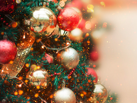 Christbaumschmuck Rot goldener Christbaumschmuck an einer Tanne