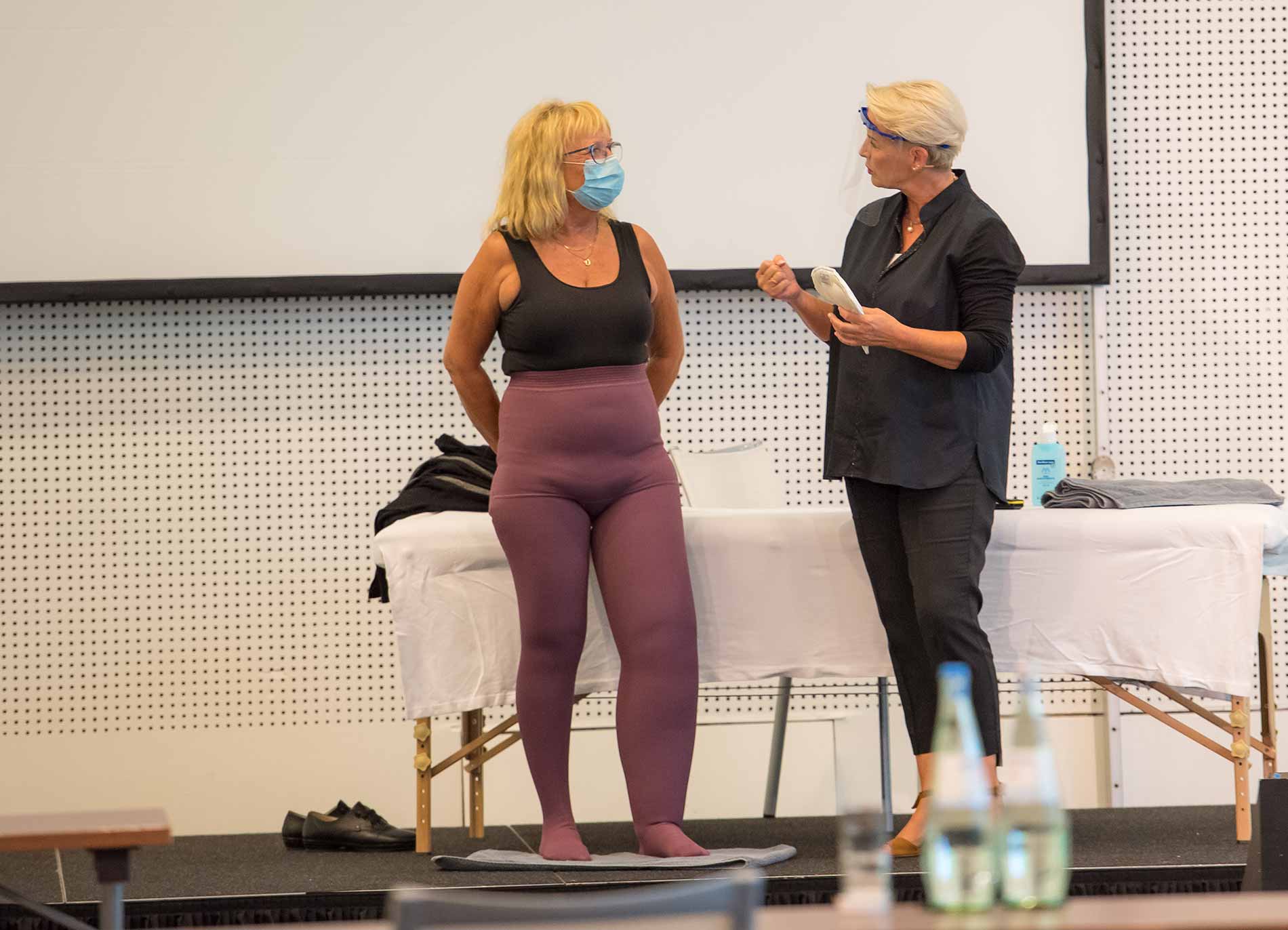 Handhabund von MAK Live-Demo der Handhabung von MAK an einer Lymphödempatientin von Frau Hemmann-Moll.