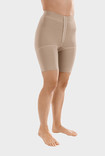 Kvinde med beige cykelshorts af ScarPrime Direct-strikmaterialet