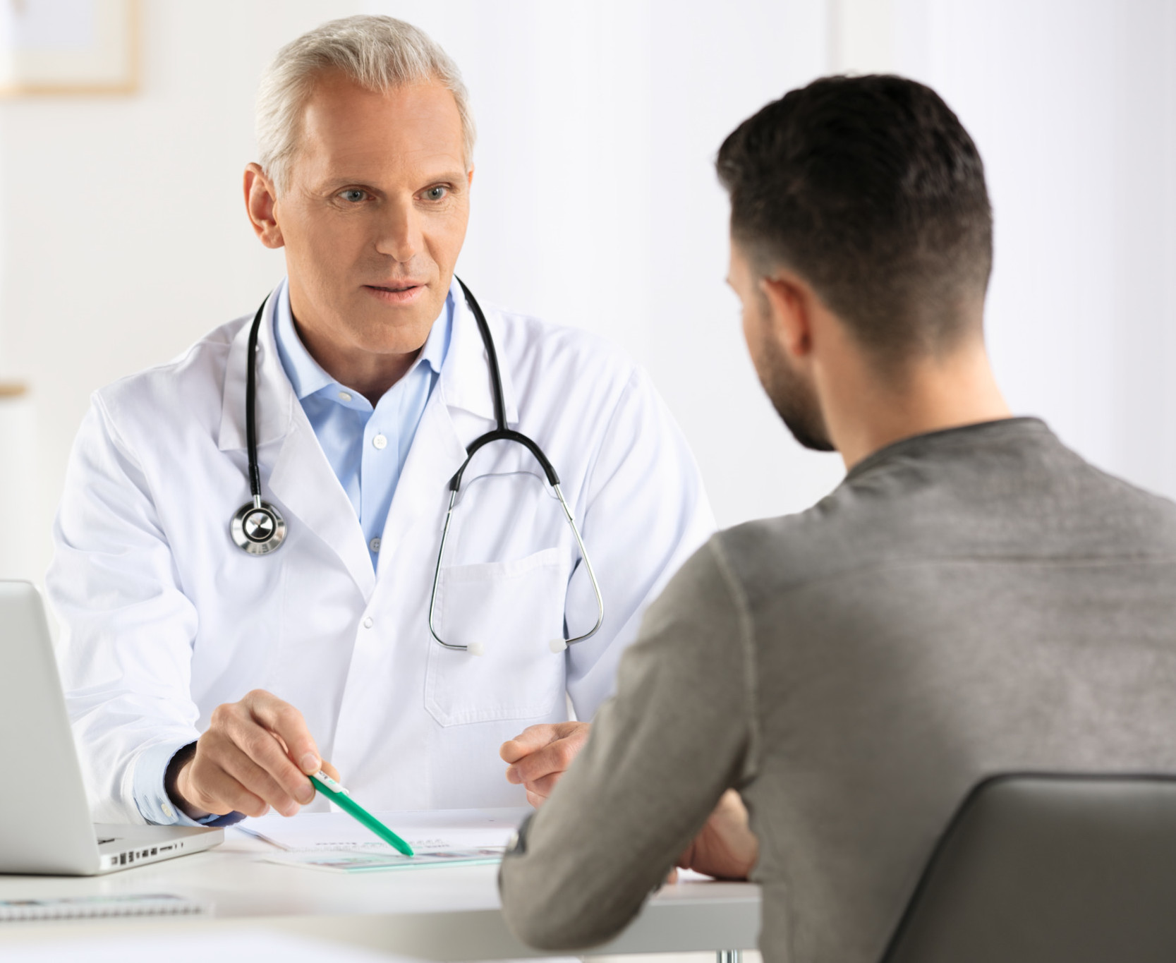 Arzt im Gespräch mit einem Patient Arzt im Gespräch mit einem Patient