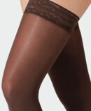 2. Immagine prodotto gambe con bordo aderente in silicone con pizzo Donna indossa Juzo Inspiration con bordo aderente in silicone con pizzo