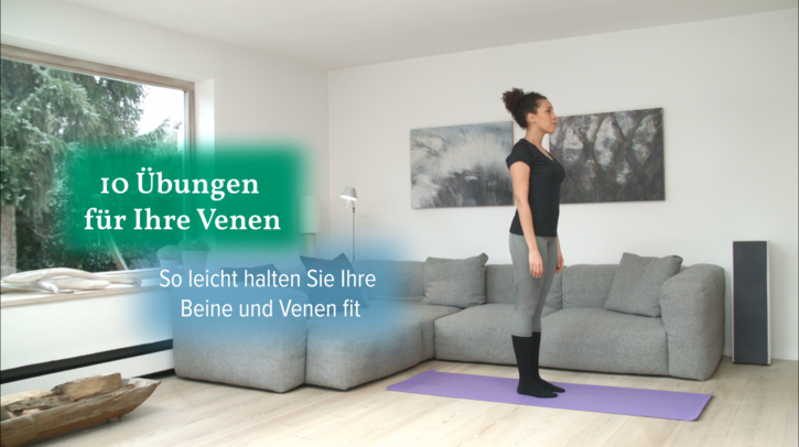 Frau macht in ihrer Wohnung Übungen für die Venen