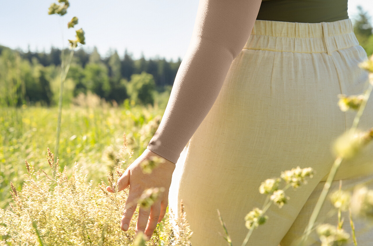 Versorgungen der oberen Extremitäten sind ab Frühjahr 2027 erhältlich Eine Frau streicht durch eine Wiese