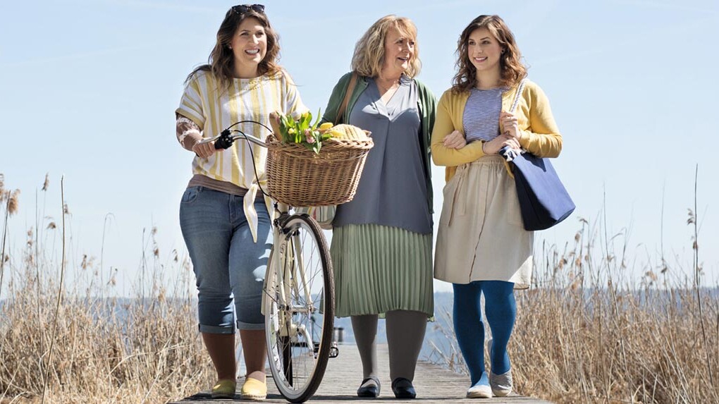 Drie vrouwen op een steiger dragen steunkousen
