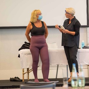 Live-Demo der Handhabung von MAK an einer Lymphödempatientin von Frau Hemmann-Moll.