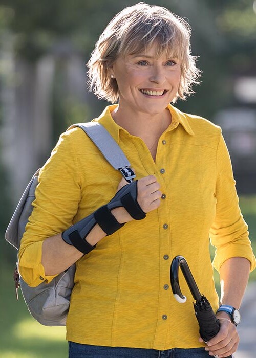 The JuzoPro Manu Xtec Palmar hand orthosis in use A woman is wearing a hand brace