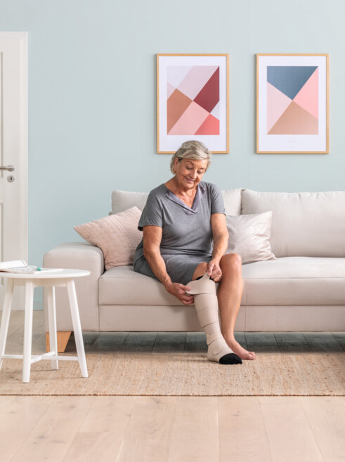 Imagen estilo de vida Una mujer lleva Juzo Compression Wrap