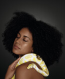 1. Immagine Lifestyle Juzo Move Donna con serpente giallo