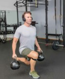 Mann im Fitnessstudio mit der JuzoFlex Patella Xtra