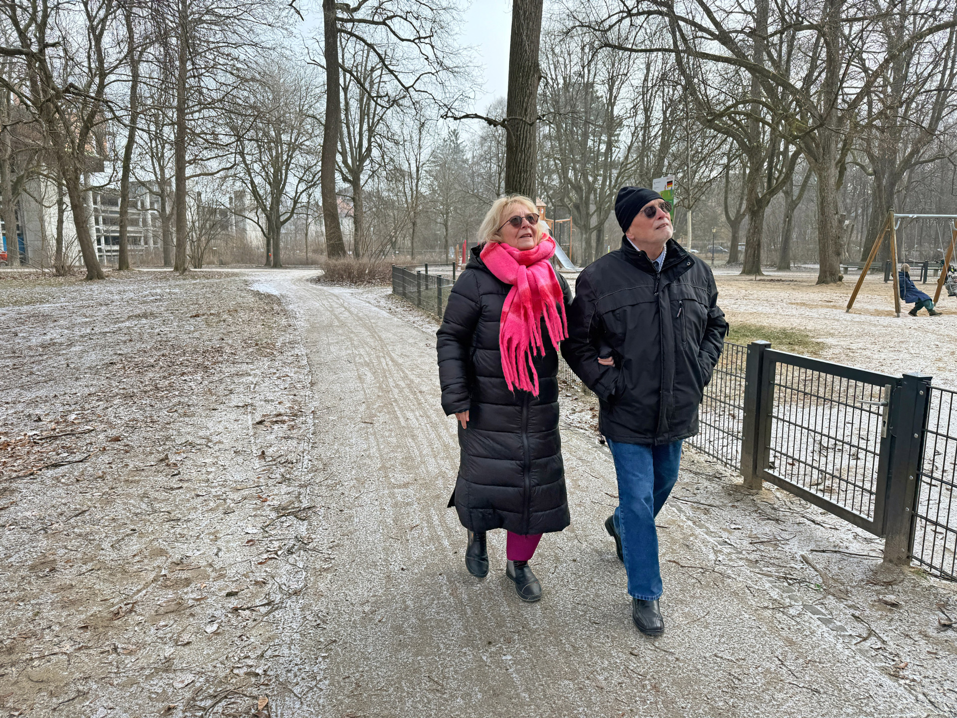 Uschi und ihr Mann beim Spazieren im Park Uschi und ihr Mann beim Spazieren im Park