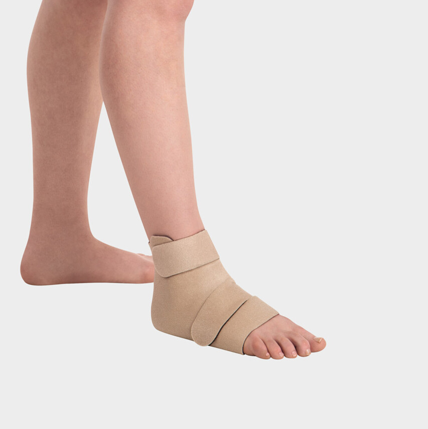 Persoon draagt Juzo Compression Wrap-Voetverband Persoon draagt Juzo Compression Wrap-Voetverband