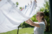 Frau beim Wäsche aufhängen