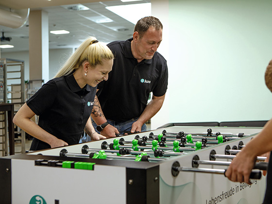Mitarbeiter beim Billiardspielen Mitarbeiter beim Billiardspielen