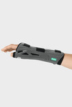 Brazo derecho con la ortesis de muñeca Palmar Xtec Rhizo - Vista lateral (pulgar)