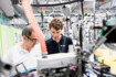 Twee mannen tijdens het instellen van een productiemachine