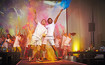 Männer auf der Bühne beim Festival der Farben, 2014