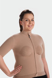 Kvinna bär Juzo kompressionsthoraxbandage med armansatser