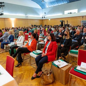 Das Symposium fand als hybride Veranstaltung mit 185 Präsenzteilnehmern und 155 Online-Teilnehmern aus dreizehn Nationen im KUSS Kongress & Eventcenter statt.