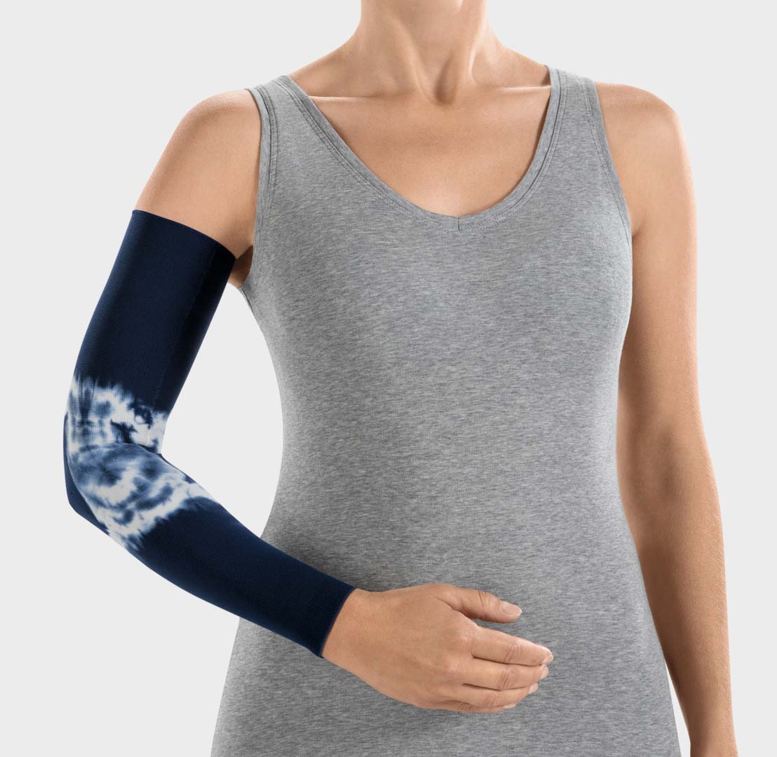 ScarComort Kompressionsärmlel Batik Dunkelblau-Weiß Frau trägt einen dunkelblauen ScarComfort Fine Kompressionsärmel mit weißem Batik-Muster