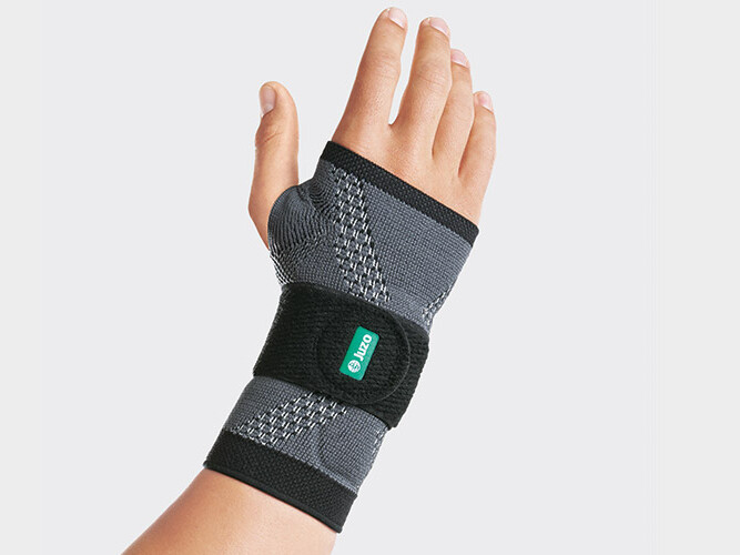 JuzoFlex Manu Xtra Hand mit der JuzoFlex Manu Xtra Handgelenkbandage