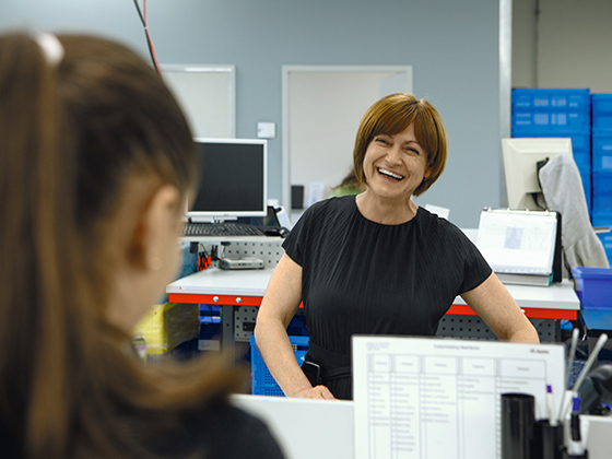 Fröhliche Mitarbeiterin in der Endkontrolle