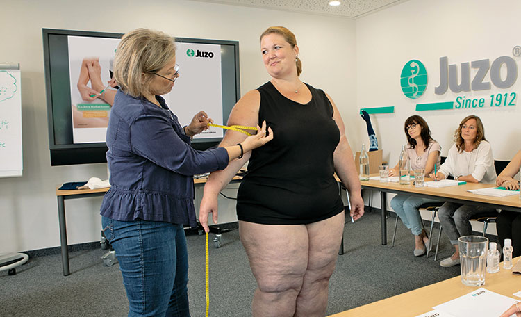 Lipödem Workshop Referentin nimmt Maß an einer Frau