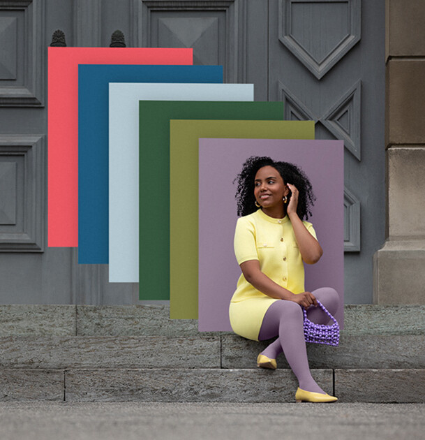 Frau mit Kompressionsstrümpfen in der Farbe Cozy Violet sitzt auf einer Treppe. Im Hintergrund die Farbfelder der aktuellen Juzo Trend Colours. Frau mit Kompressionsstrümpfen in der Farbe Cozy Violet sitzt auf einer Treppe. Im Hintergrund die Farbfelder der aktuellen Juzo Trend Colours.