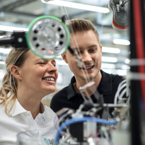 Mitarbeiter bei der Arbeit Mitarbeiter bei der Arbeit