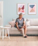 Imagen estilo de vida Una mujer lleva Juzo Compression Wrap