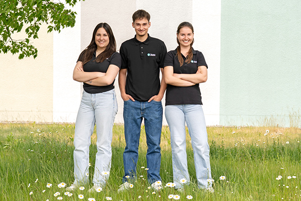 auf dem Bild sind die 3 Azubisprecher erkennbar