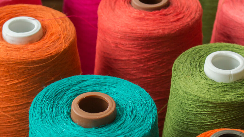Klosjes met garen in verschillende kleuren