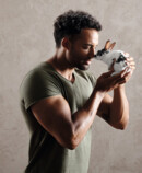 1. Lifestyle imagen Juzo Intenso Hombre fuerte abrazado a un lindo conejito