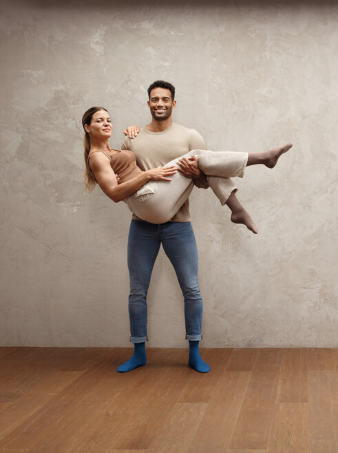 2. Juzo Intenso Strong man holding woman in his arms, both wearing Juzo Intenso
