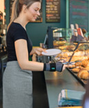 Bäckereiverkäuferin trägt die JuzoFlex Manu Xtra Bäckereiverkäuferin trägt die JuzoFlex Manu Xtra