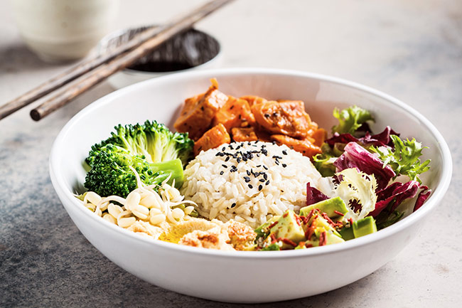 Gemüse-Reis Bowl Eine leckere Bowl mit Reis und Gemüse in einer weißen Schale