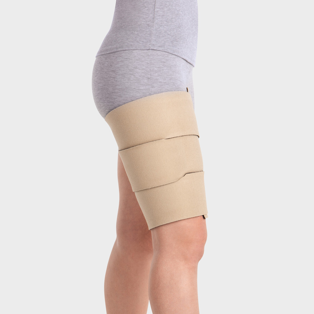 Een vrouw draagt het Juzo Compression Wrap-Bovenbeenverband Een vrouw draagt het Juzo Compression Wrap-Bovenbeenverband