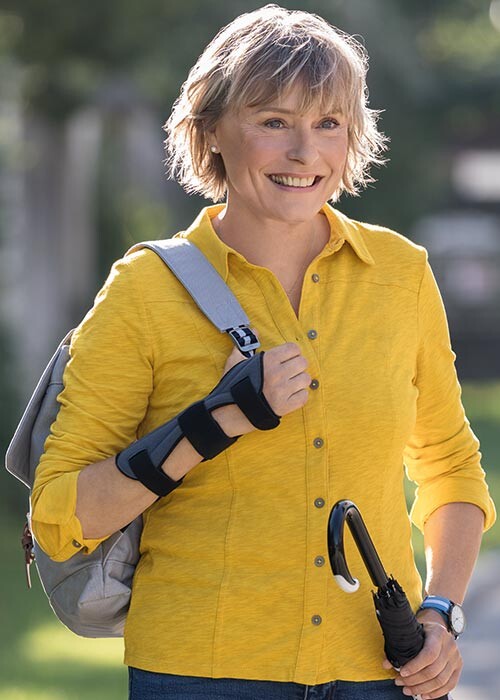 Utilisation de l'orthèse de main JuzoPro Manu Xtec Palmar Une femme porte une orthèse de la main