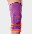 Bein mit Kniebandage Genu Xtra in der Farbe Pink Heat