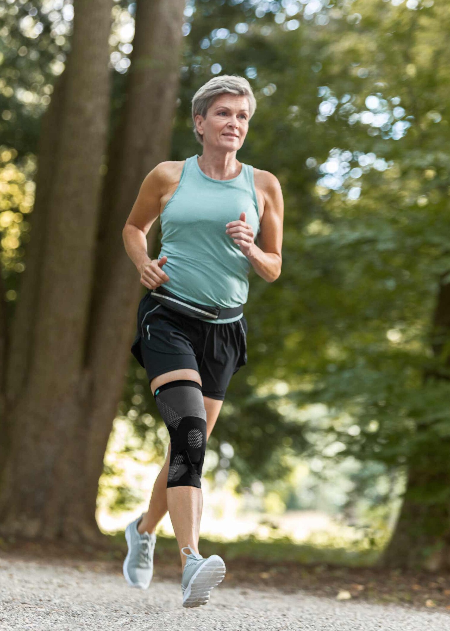 Female runner wearing the JuzoPro Patella Xtec Plus knee orthosis Female runner wearing the JuzoPro Patella Xtec Plus knee orthosis