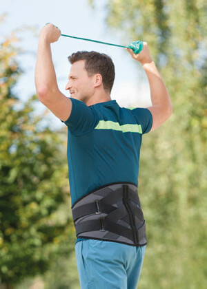 Homme faisant du sport avec une orthèse 