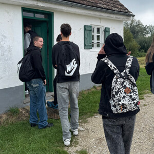 Azubis bei der Nachhaltigkeitsaktion auf dem weg zu einem kleinen Haus