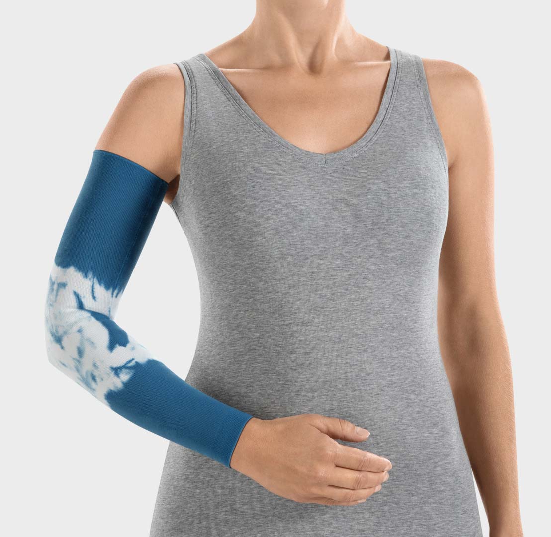 ScarComort Kompressionsärmel Batik Blau-Weiß Frau trägt einen blauen ScarComfort Fine Kompressionsärmel mit weißem Batik-Muster